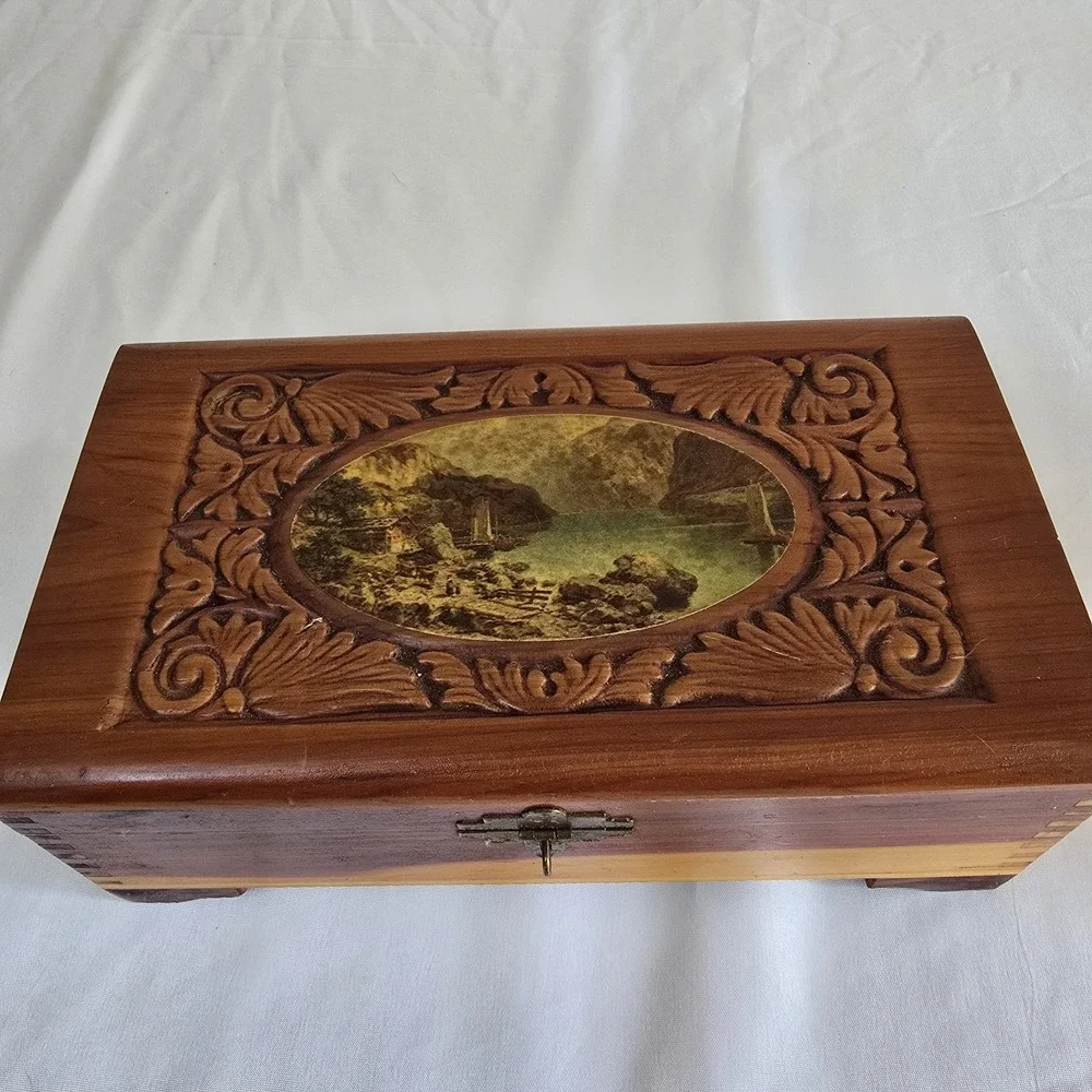 VTG Handcarved Cedar Box Finger-Jointed With Mirror Mountain and Water Landscape